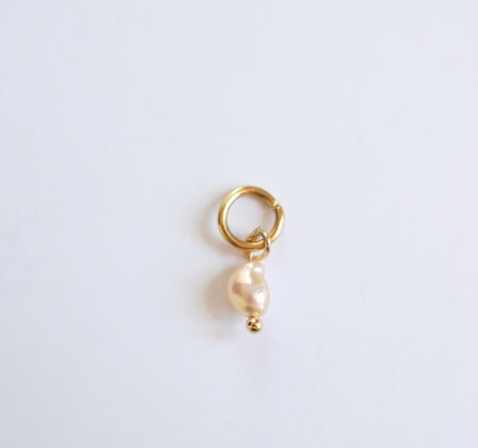 Tiny beige pearl charm C50