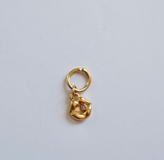 Tiny lips charm C34