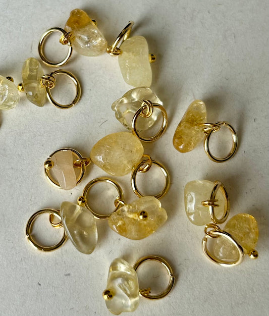 Yellow gemstone charm C59